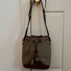 Dooney & Bourke bucket shoulder handbag